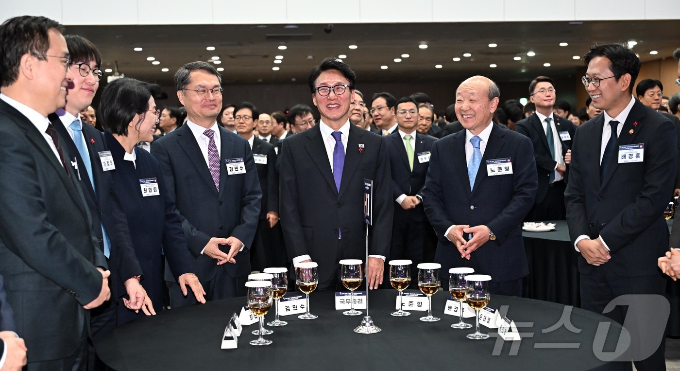 (서울=뉴스1) 김명섭 기자 = 김민석 국무총리가 14일 서울 강남구 과학기술회관에서 열린 과학기술인•정보방송통신인 신년인사회에서 참석자들과 대화하고 있다. (공동취재) 2026. …