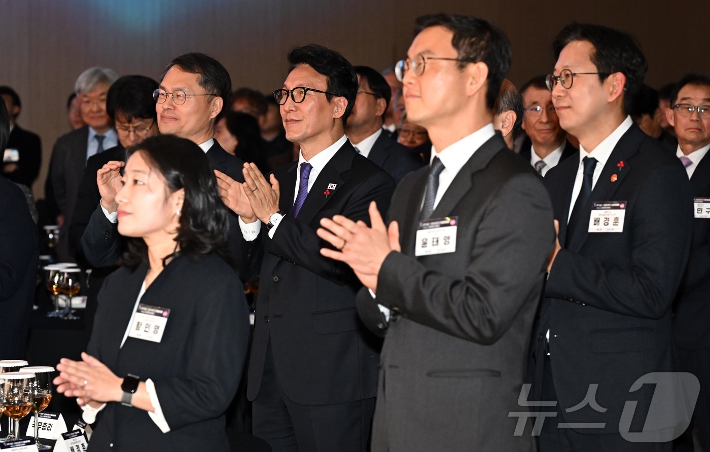 (서울=뉴스1) 김명섭 기자 = 김민석 국무총리가 14일 서울 강남구 과학기술회관에서 열린 과학기술인•정보방송통신인 신년인사회에서 청각장애 아이돌그룹 '빅오션'의 신년 희망 공연을 …