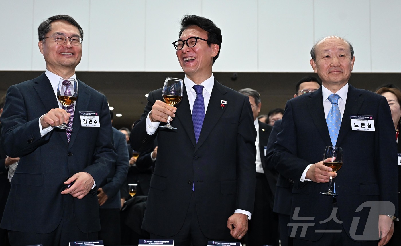 (서울=뉴스1) 김명섭 기자 = 김민석 국무총리가 14일 서울 강남구 과학기술회관에서 열린 과학기술인•정보방송통신인 신년인사회에서 참석자들과 건배하고 있다. 왼쪽부터 김민수 한국과 …