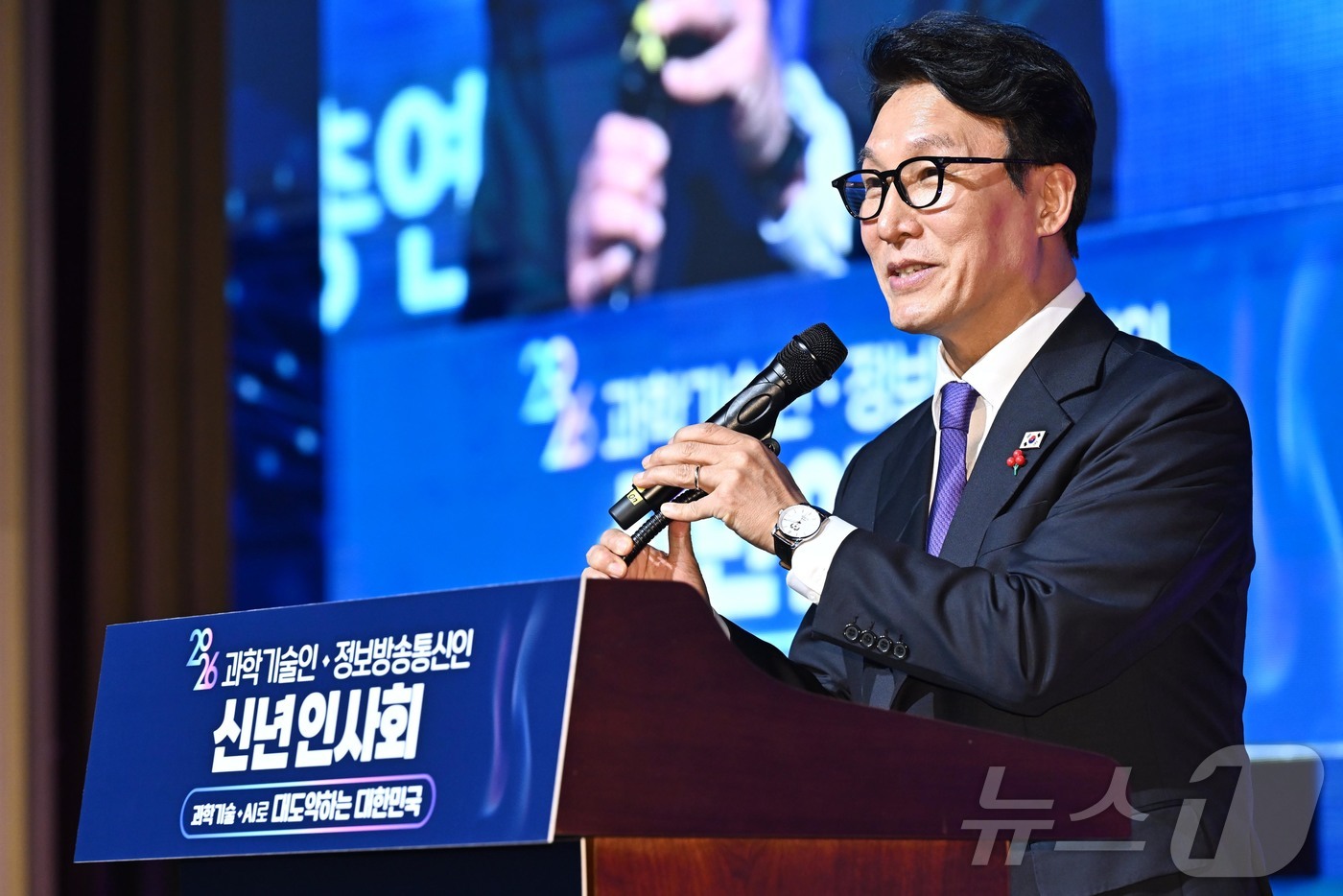 (서울=뉴스1) 김명섭 기자 = 김민석 국무총리가 14일 서울 강남구 과학기술회관에서 열린 과학기술인•정보방송통신인 신년인사회에서 인사말을 하고 있다. (공동취재) 2026.1.1 …