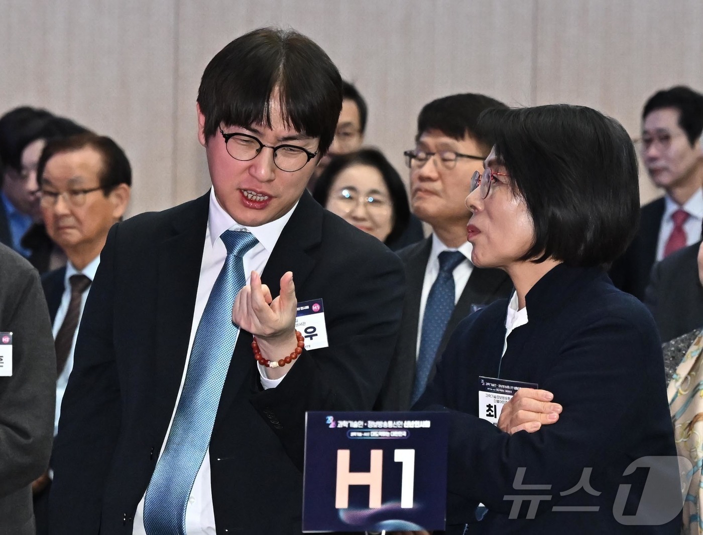 (서울=뉴스1) 김명섭 기자 = 14일 서울 강남구 과학기술회관에서 열린 과학기술인•정보방송통신인 신년인사회에서 하정우 대통령비서실 AI미래기획수석비서관(왼쪽)과 최민희 국회 과학 …