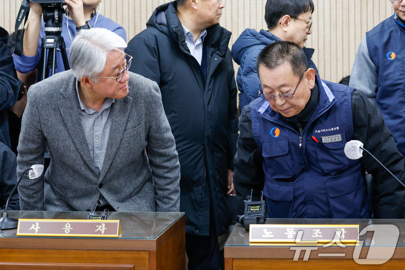 (서울=뉴스1) 안은나 기자 = 박점곤 서울시버스노동조합 위원장(오른쪽)과 김정환 서울시버스사업조합 이사장이 서울 시내버스 파업 이틀째인 14일 오후 영등포구 서울지방노동위원회에서 …