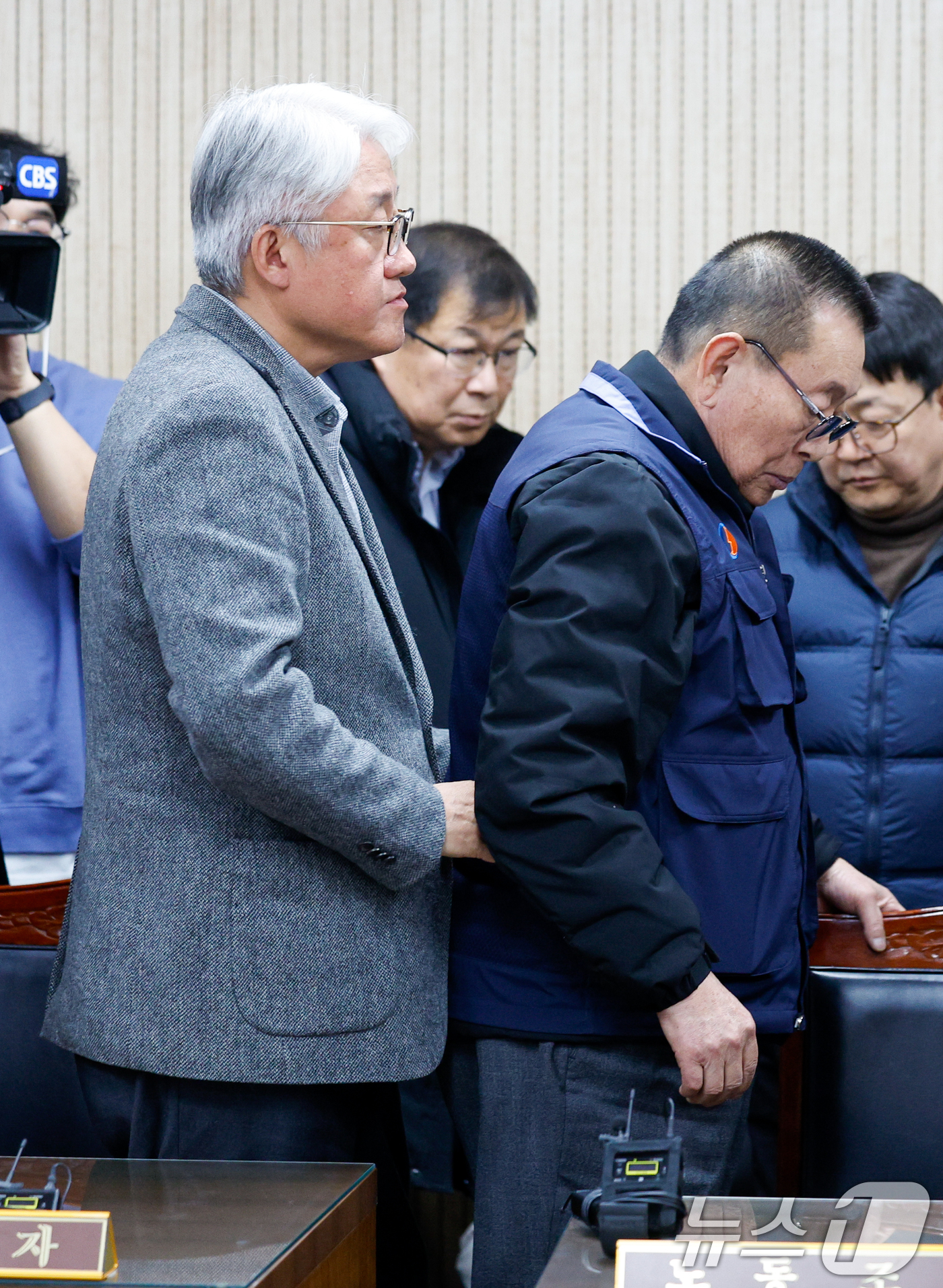 (서울=뉴스1) 안은나 기자 = 박점곤 서울시버스노동조합 위원장(오른쪽)과 김정환 서울시버스사업조합 이사장이 서울 시내버스 파업 이틀째인 14일 오후 영등포구 서울지방노동위원회에서 …