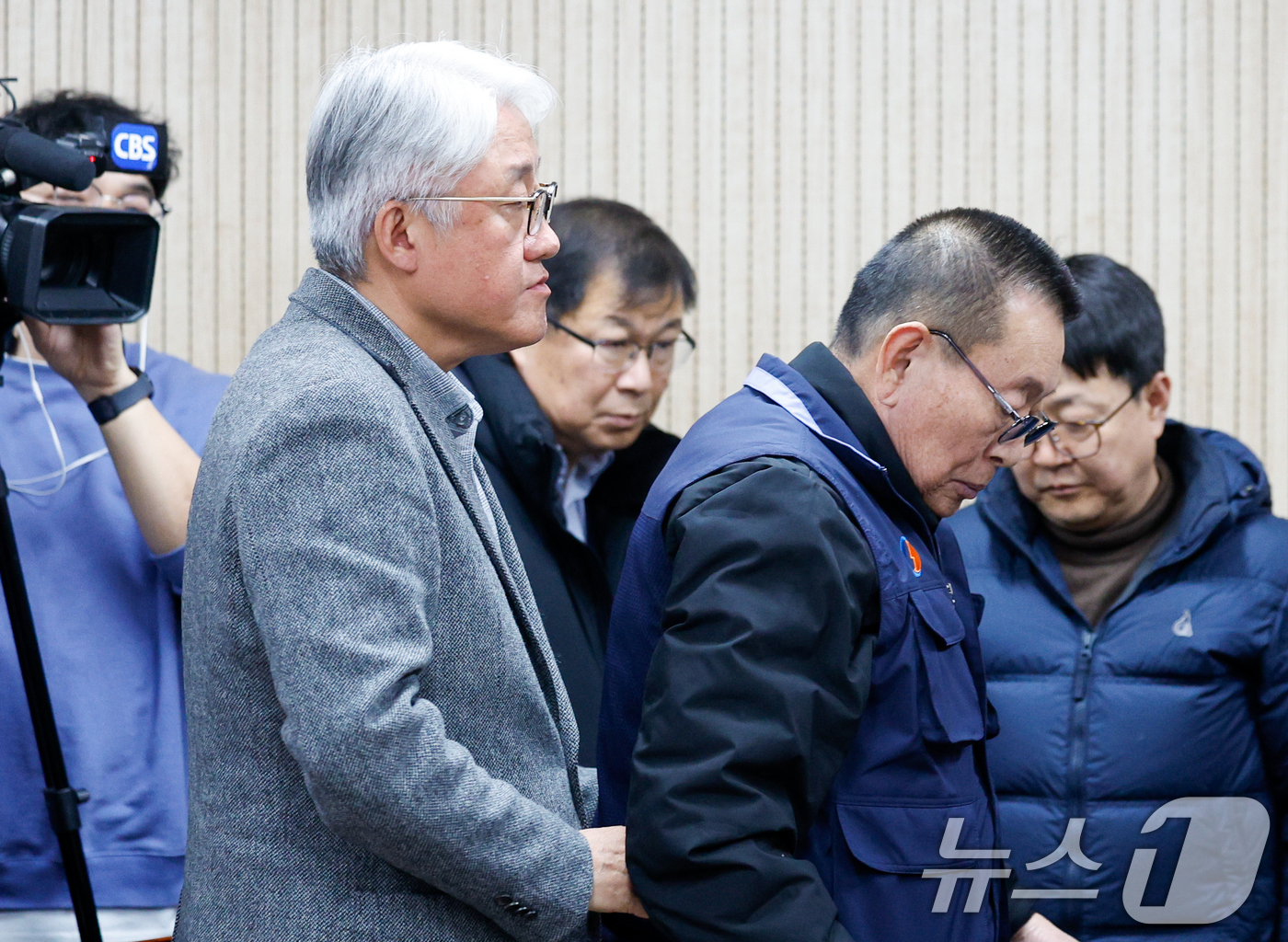 (서울=뉴스1) 안은나 기자 = 박점곤 서울시버스노동조합 위원장(오른쪽)과 김정환 서울시버스사업조합 이사장이 서울 시내버스 파업 이틀째인 14일 오후 영등포구 서울지방노동위원회에서 …