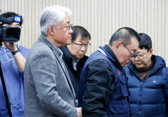 '勞를 향한 스킨십'