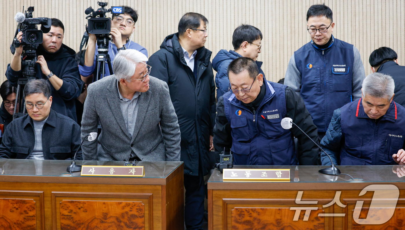 (서울=뉴스1) 안은나 기자 = 박점곤 서울시버스노동조합 위원장(오른쪽)과 김정환 서울시버스사업조합 이사장이 서울 시내버스 파업 이틀째인 14일 오후 영등포구 서울지방노동위원회에서 …