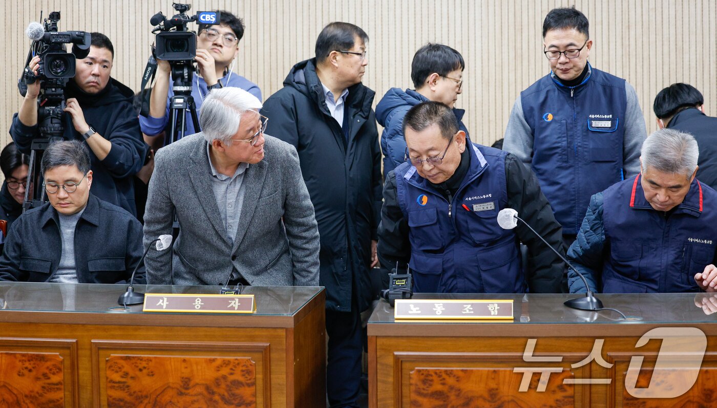 본문 이미지 - 박점곤 서울시버스노동조합 위원장(오른쪽)과 김정환 서울시버스사업조합 이사장이 서울 시내버스 파업 이틀째인 14일 오후 영등포구 서울지방노동위원회에서 열린 서울 시내버스 노사 협상 관련 제2차 사후 노동쟁의 조정회의에서 개별 면담을 위해 이석하고 있다. 2026.1.14/뉴스1 ⓒ News1 안은나 기자