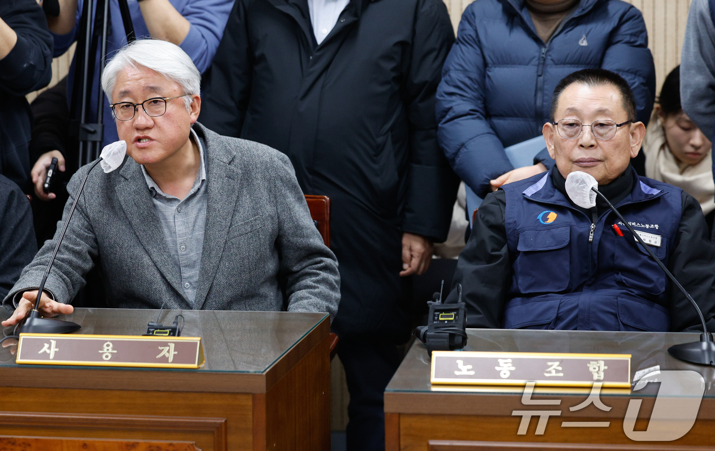 (서울=뉴스1) 안은나 기자 = 김정환 서울시버스사업조합 이사장이 서울 시내버스 파업 이틀째인 14일 오후 영등포구 서울지방노동위원회에서 열린 서울 시내버스 노사 협상 제1차 특별 …