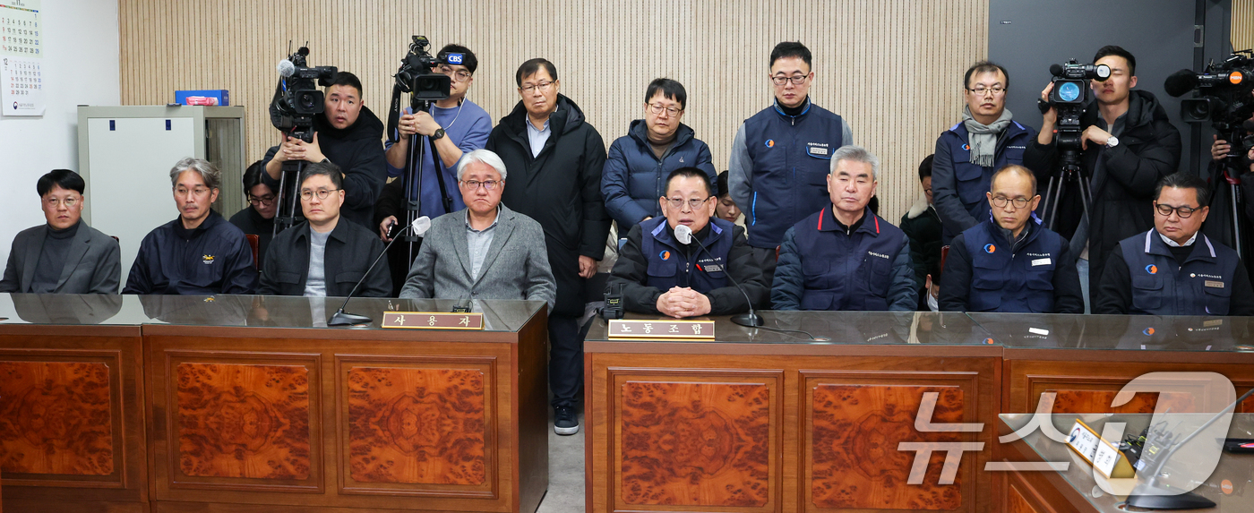 (서울=뉴스1) 안은나 기자 = 박점곤 서울시버스노동조합 위원장이 서울 시내버스 파업 이틀째인 14일 오후 영등포구 서울지방노동위원회에서 열린 서울 시내버스 노사 협상 제1차 특별 …