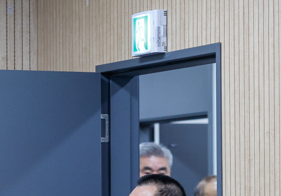 입장하는 박점곤 위원장