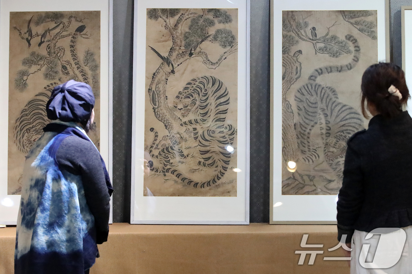 (대구=뉴스1) 공정식 기자 = 14일 대구 동구 지묘동 아경당갤러리에서 열린 '까치와 호랑이 이야기' 전시회를 찾은 시민들이 다양한 작품을 감상하고 있다.18일까지 계속되는 이번 …