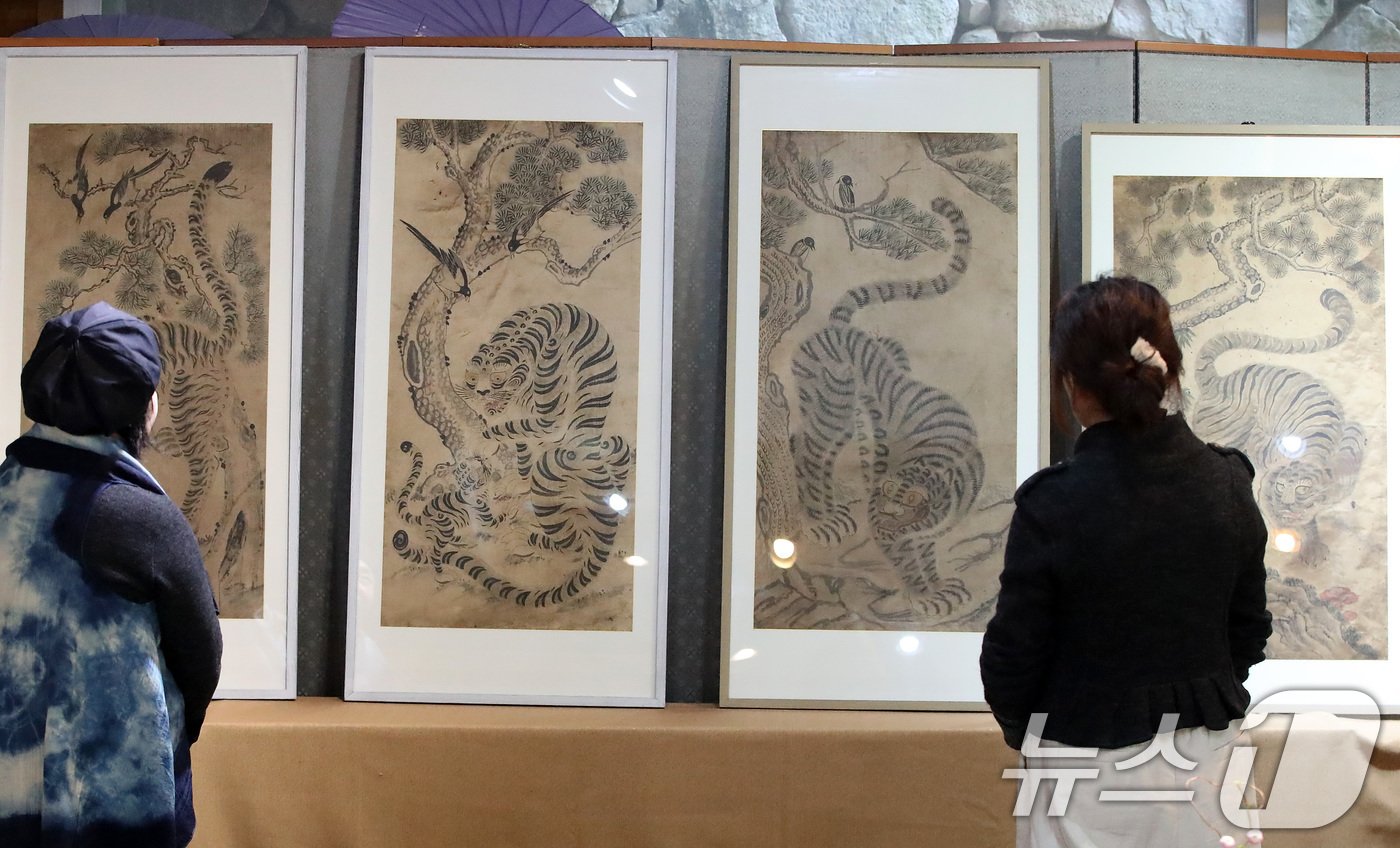 (대구=뉴스1) 공정식 기자 = 14일 대구 동구 지묘동 아경당갤러리에서 열린 '까치와 호랑이 이야기' 전시회를 찾은 시민들이 다양한 작품을 감상하고 있다.18일까지 계속되는 이번 …