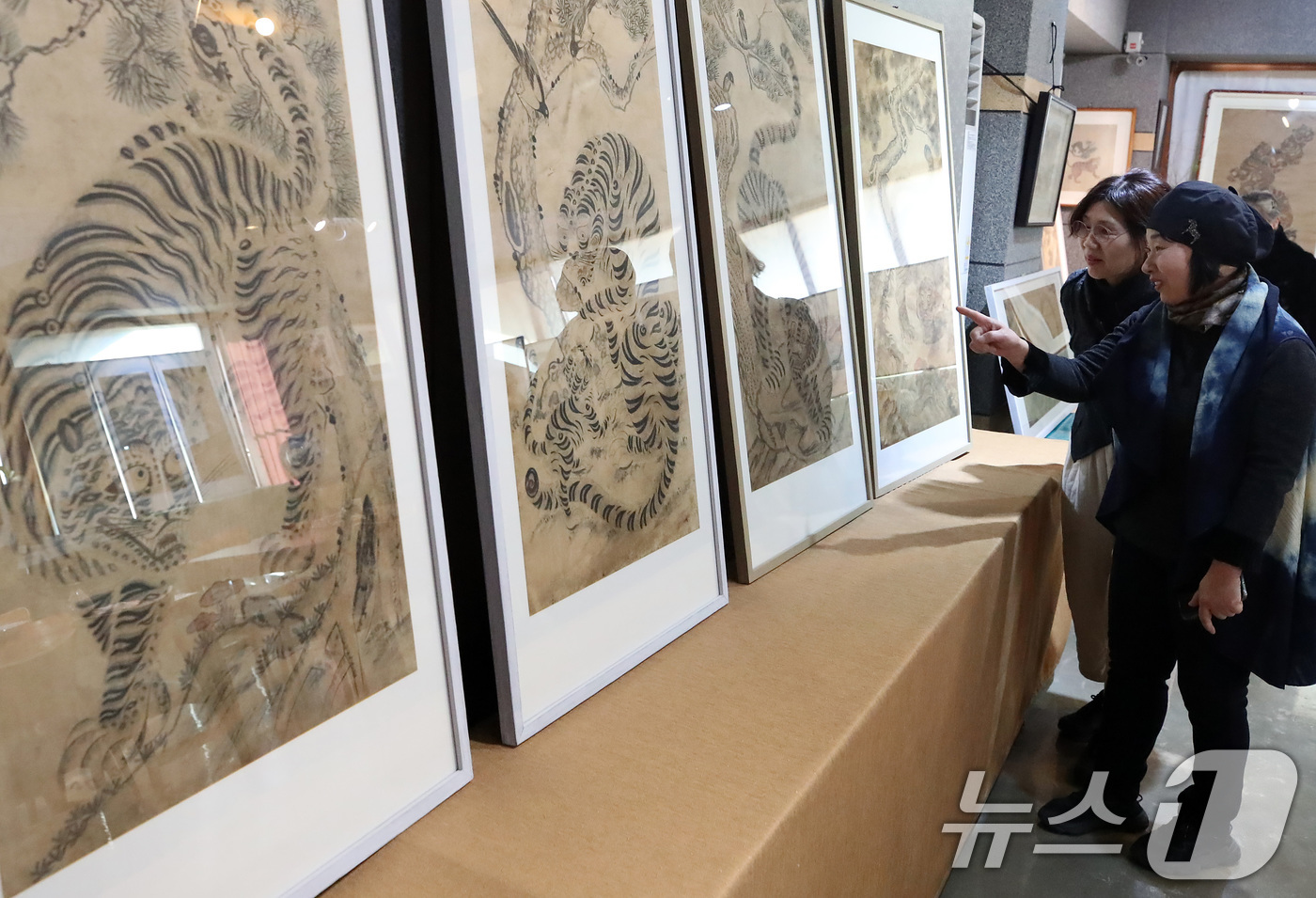 (대구=뉴스1) 공정식 기자 = 14일 대구 동구 지묘동 아경당갤러리에서 열린 '까치와 호랑이 이야기' 전시회를 찾은 시민들이 다양한 작품을 감상하고 있다.18일까지 계속되는 이번 …