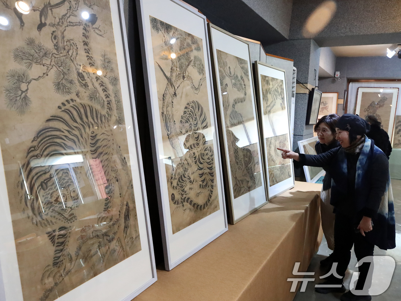 (대구=뉴스1) 공정식 기자 = 14일 대구 동구 지묘동 아경당갤러리에서 열린 '까치와 호랑이 이야기' 전시회를 찾은 시민들이 다양한 작품을 감상하고 있다.18일까지 계속되는 이번 …