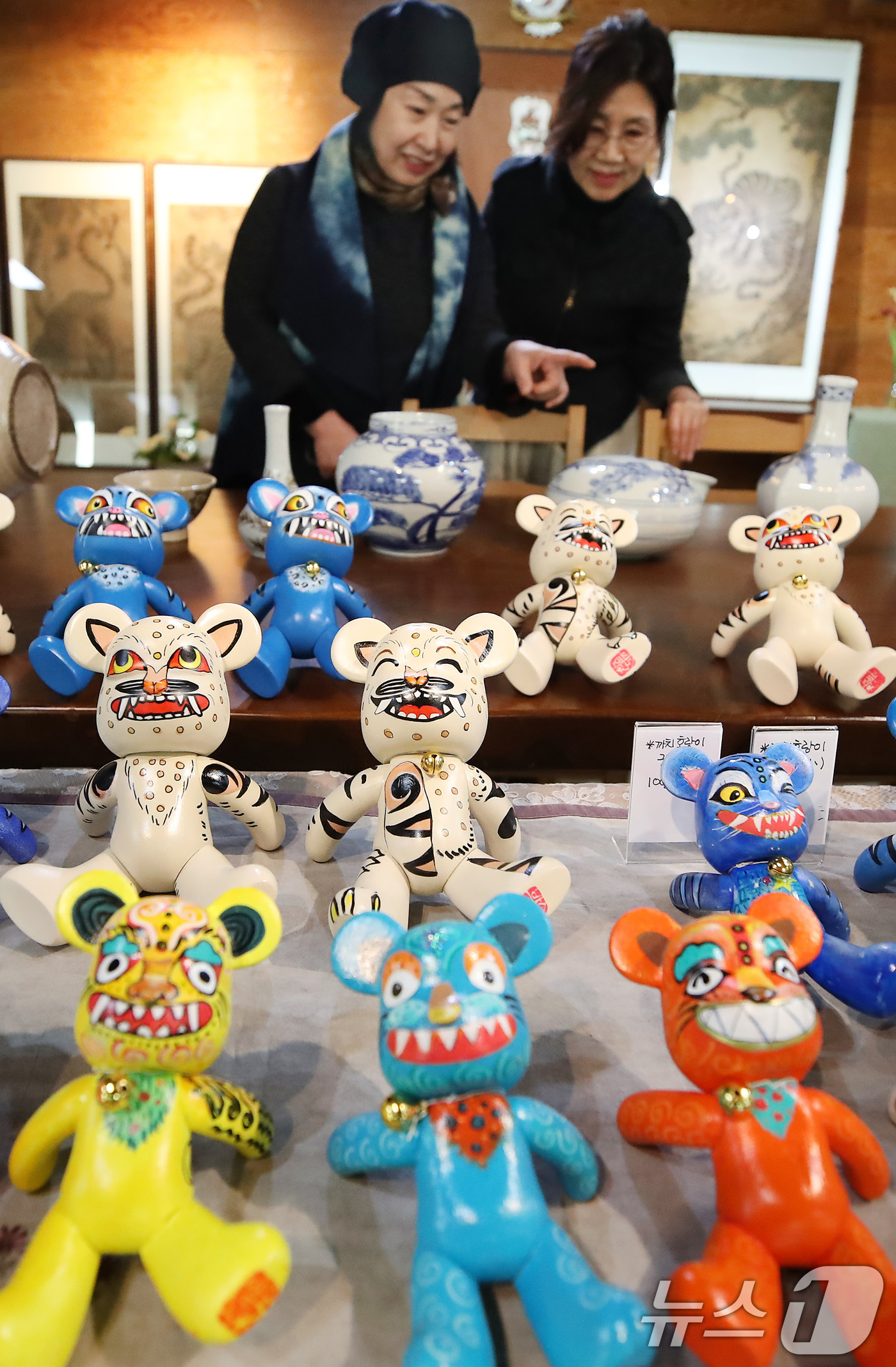 (대구=뉴스1) 공정식 기자 = 14일 대구 동구 지묘동 아경당갤러리에서 열린 '까치와 호랑이 이야기' 전시회를 찾은 시민들이 다양한 호랑이 기념품을 살펴보고 있다.18일까지 계속 …