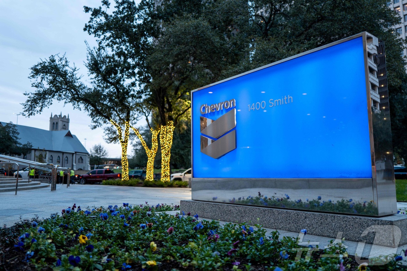 (휴스턴 AFP=뉴스1) 권영미 기자 = 13일(현지시간) 휴스턴에 위치한 셰브론 본사 건물에 셰브론 로고가 걸려 있다. 도널드 트럼프 미국 대통령은 최근 셰브론을 비롯한 석유 기 …