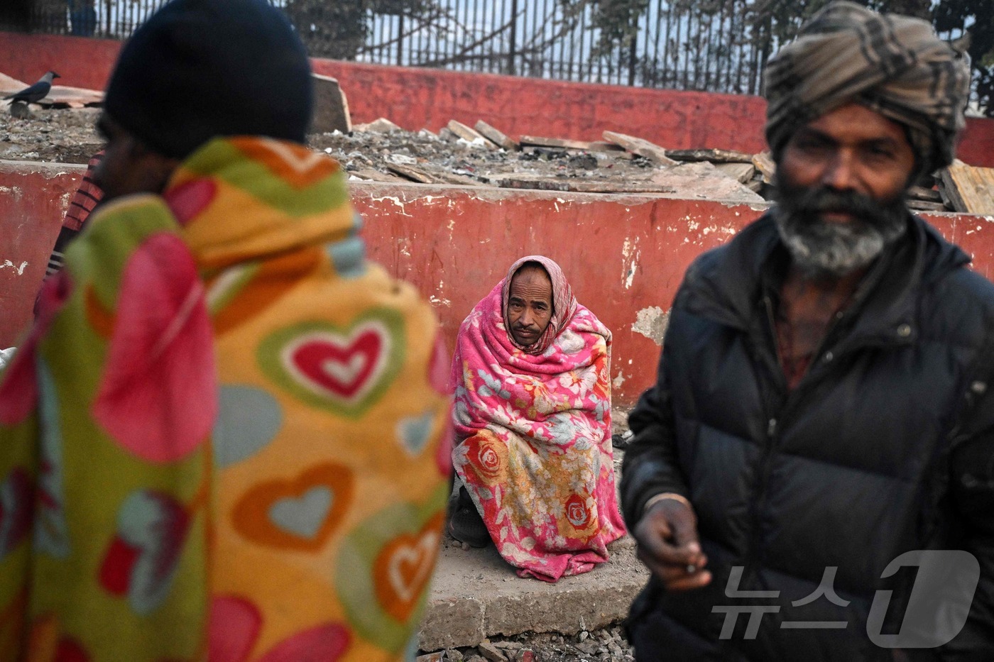 (뉴델리 AFP=뉴스1) 권영미 기자 = 14일 인도 델리 구시가지에서 남성들이 추운 겨울 아침 날씨에 숄 또는 담요를 두르고 있다.2026.01.14.ⓒ AFP=뉴스1