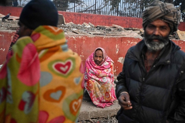 [포토] 인도 추운 날씨에 담요 두른 남성들
