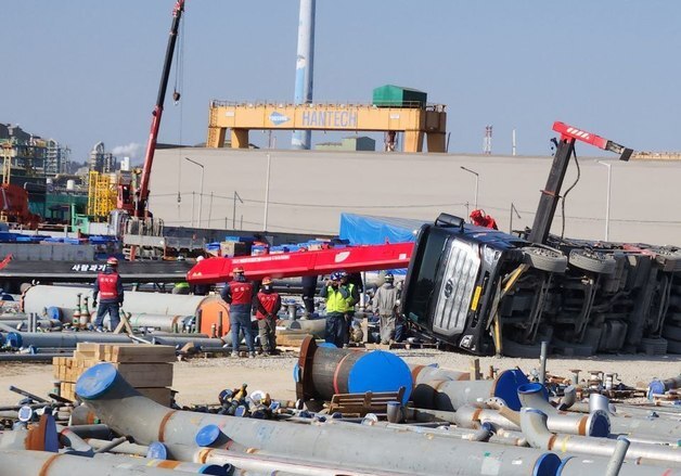 울산 온산국가산단서 크레인 전도 사고…2명 부상