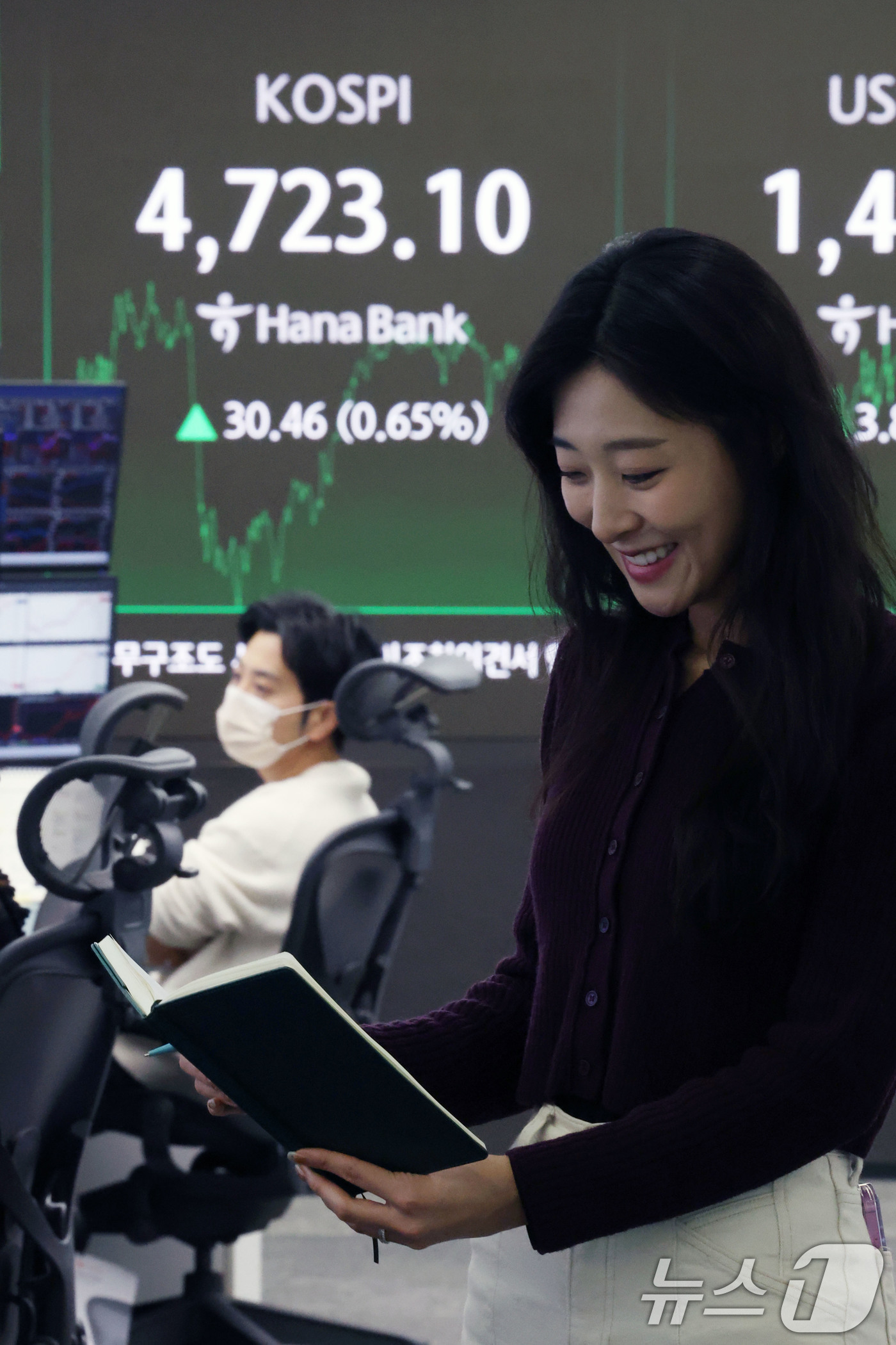 (서울=뉴스1) 이광호 기자 = 코스피 지수가 사상 처음으로 4700선을 돌파한 14일 오후 서울 중구 하나은행 본점 딜링룸 현황판에 전 거래일 대비 30.46포인트(0.65%)상 …