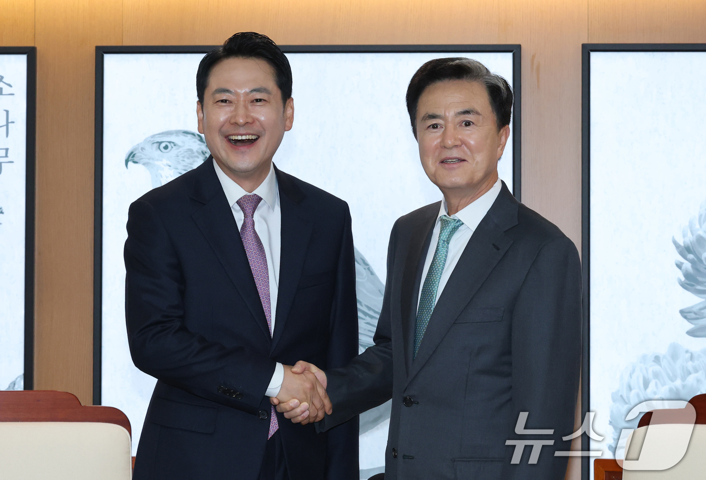(홍성=뉴스1) 김기태 기자 = 장동혁 국민의힘 대표가 14일 오후 충남도청에서 김태흠 충남지사와 대전충남 행정통합 관련 정책협의에 앞서 악수하고 있다. 2026.1.14/뉴스1