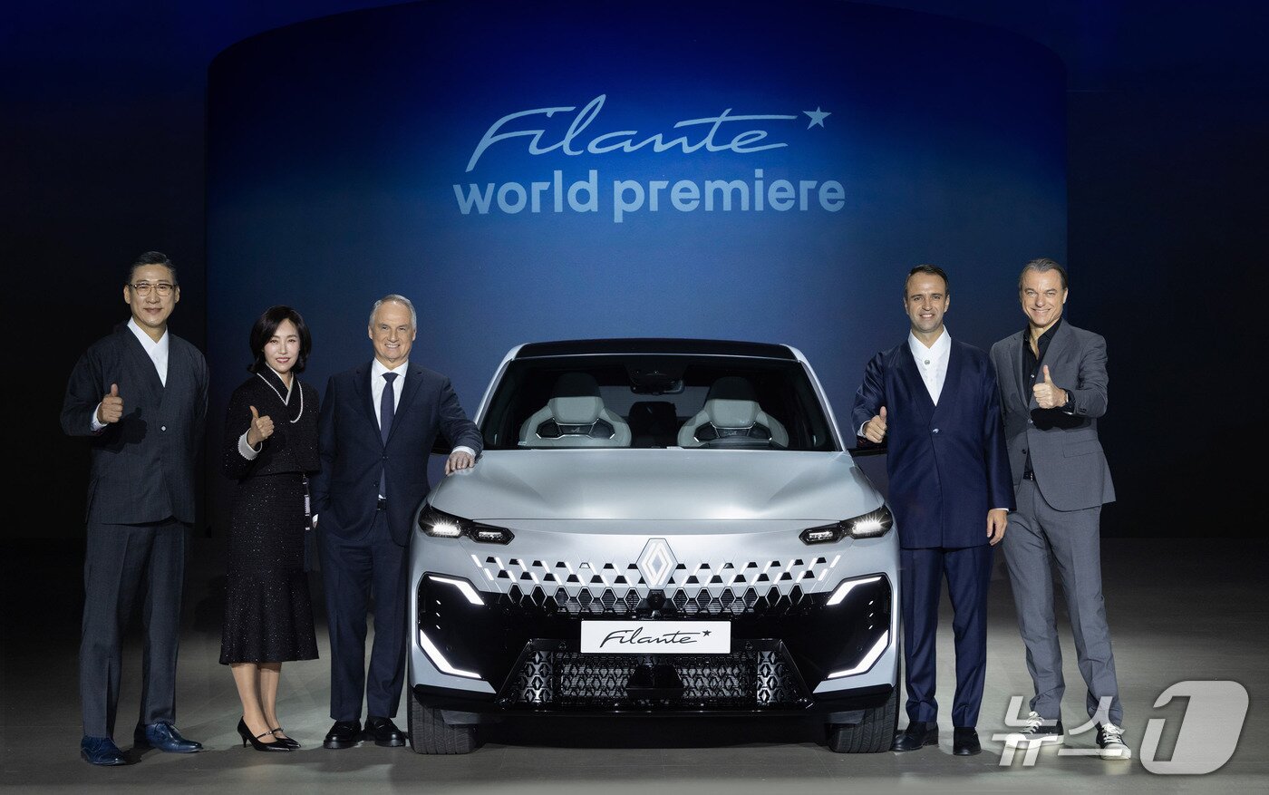 본문 이미지 -  르노코리아가 13일 서울 광진구 그랜드 워커힐에서  르노 필랑트를 세게 최초로 공개했다. 왼쪽부터 최성규 르노테크놀로지코리아 연구소장, 상희정  르노코리아 대·내외전략본부장, 파브리스 캄볼리브 르노그룹 최고 성장 책임자 및 르노 브랜드 CEO, 니콜라 파리 르노코리아 사장, 로렌스 반 덴 아커  르노그룹 디자인 총괄 부회장.(르노코리아 제공)
