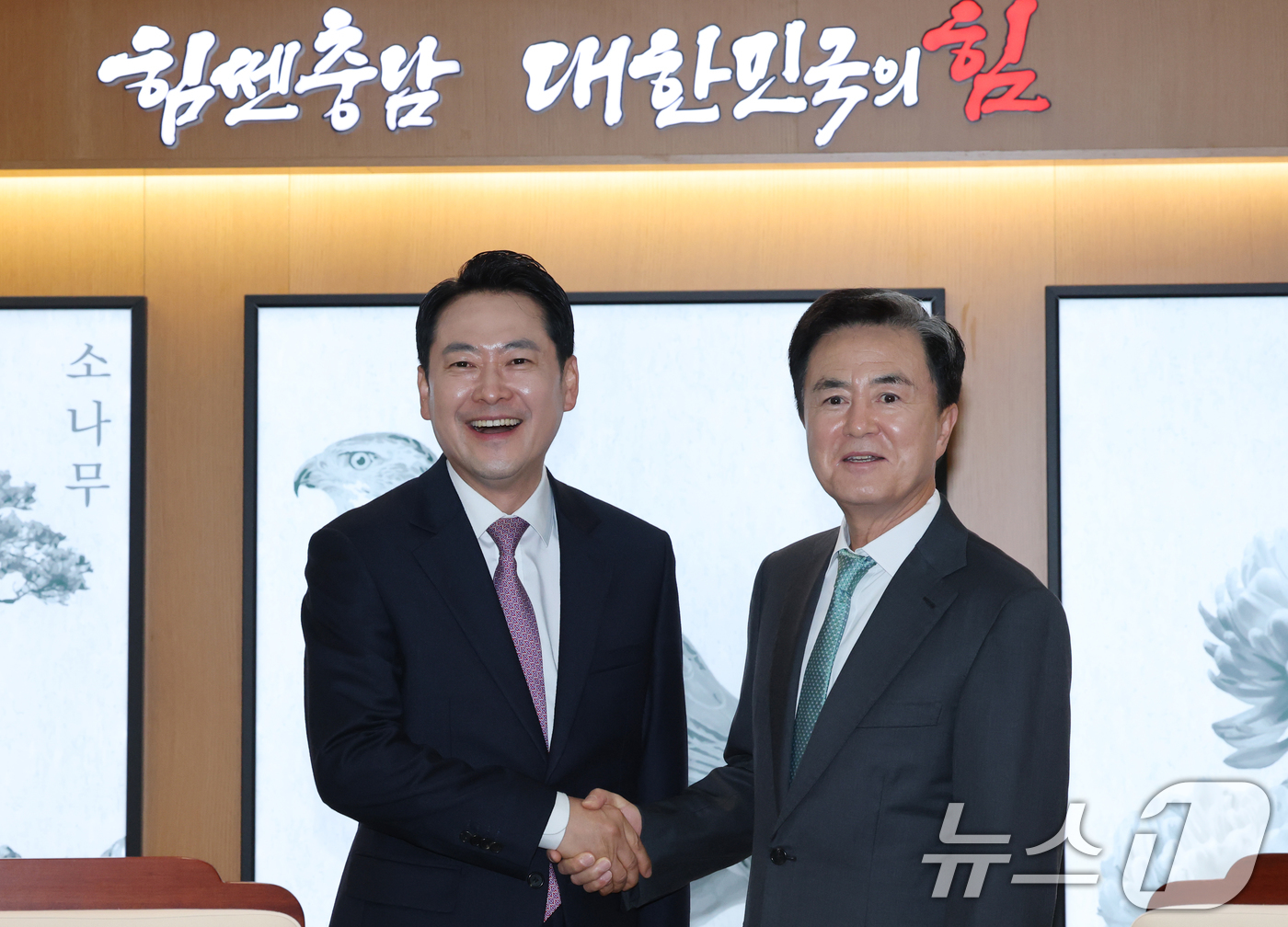 (홍성=뉴스1) 김기태 기자 = 장동혁 국민의힘 대표가 14일 오후 충남도청에서 김태흠 충남지사와 대전충남 행정통합 관련 정책협의에 앞서 악수하고 있다. 2026.1.14/뉴스1