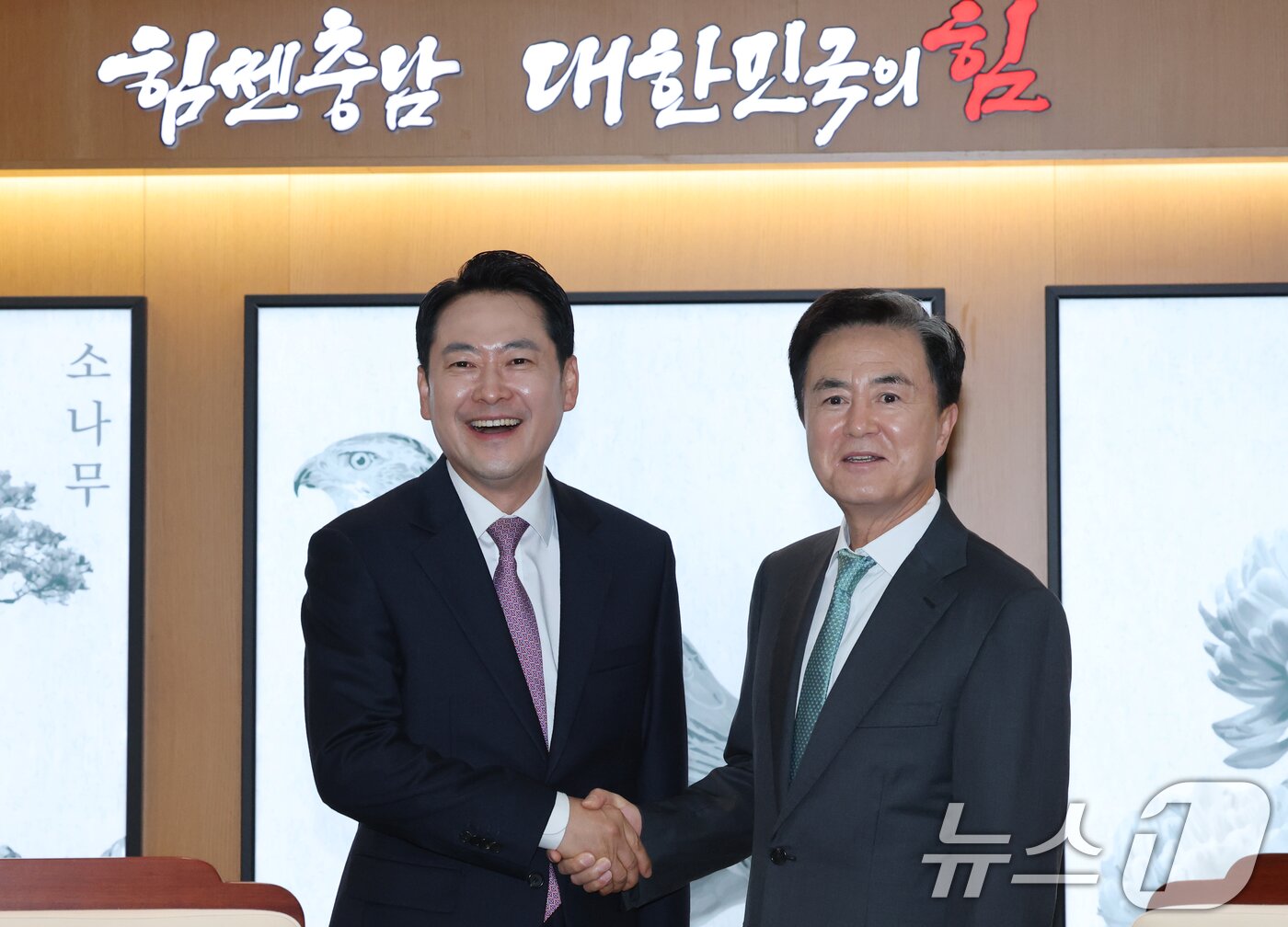 본문 이미지 - 장동혁 국민의힘 대표가 14일 오후 충남도청에서 김태흠 충남지사와 대전충남 행정통합 관련 정책협의에 앞서 악수하고 있다. 2026.1.14/뉴스1 ⓒ News1 김기태 기자
