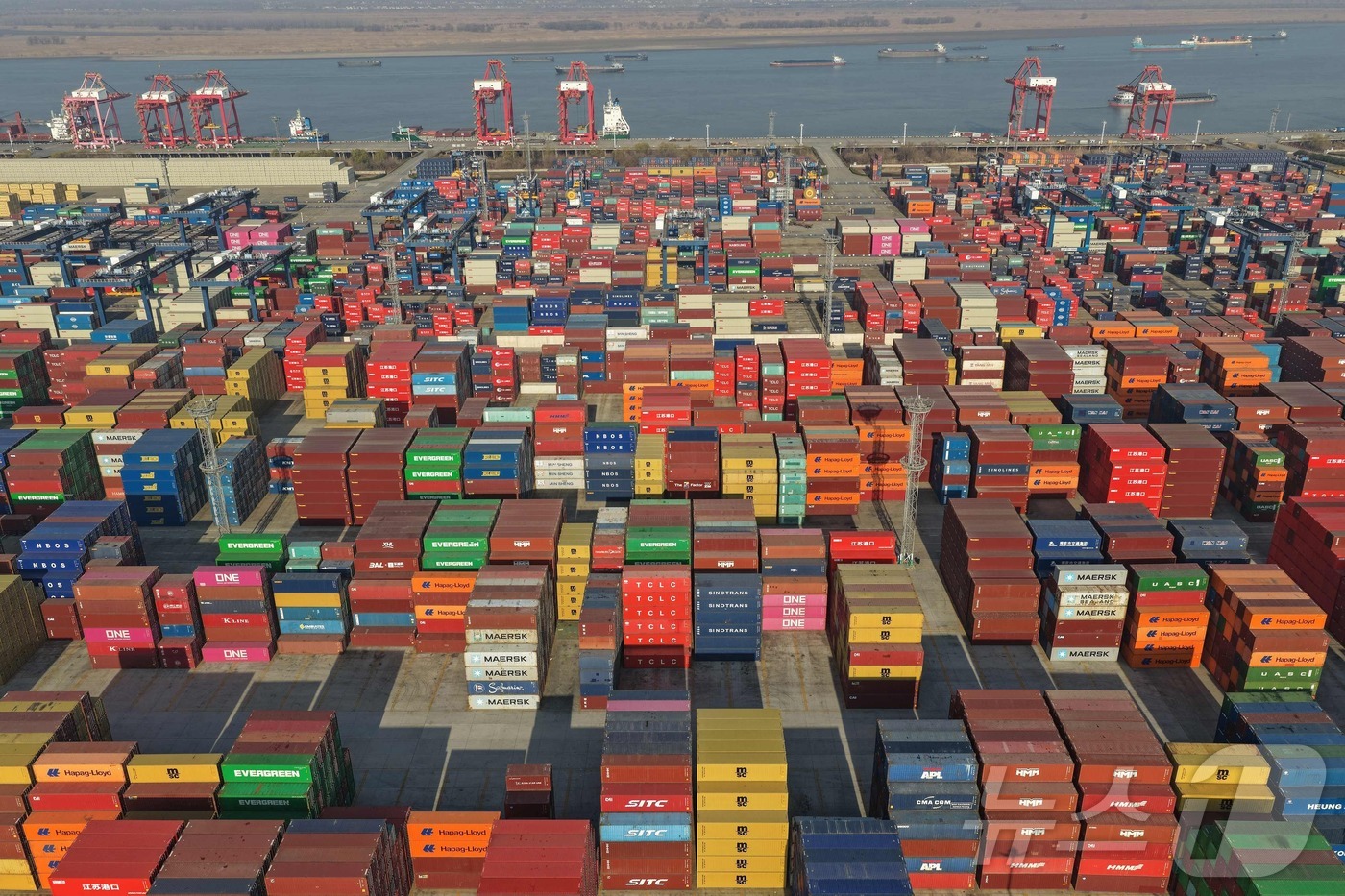 (난징 AFP=뉴스1) 권영미 기자 = 14일 중국 동부 장쑤성 난징 롱탄항에 컨테이너들이 놓여 있는 모습이 항공사진으로 포착됐다. 중국은 이날 2025년 무역 흑자가 사상 최대치 …