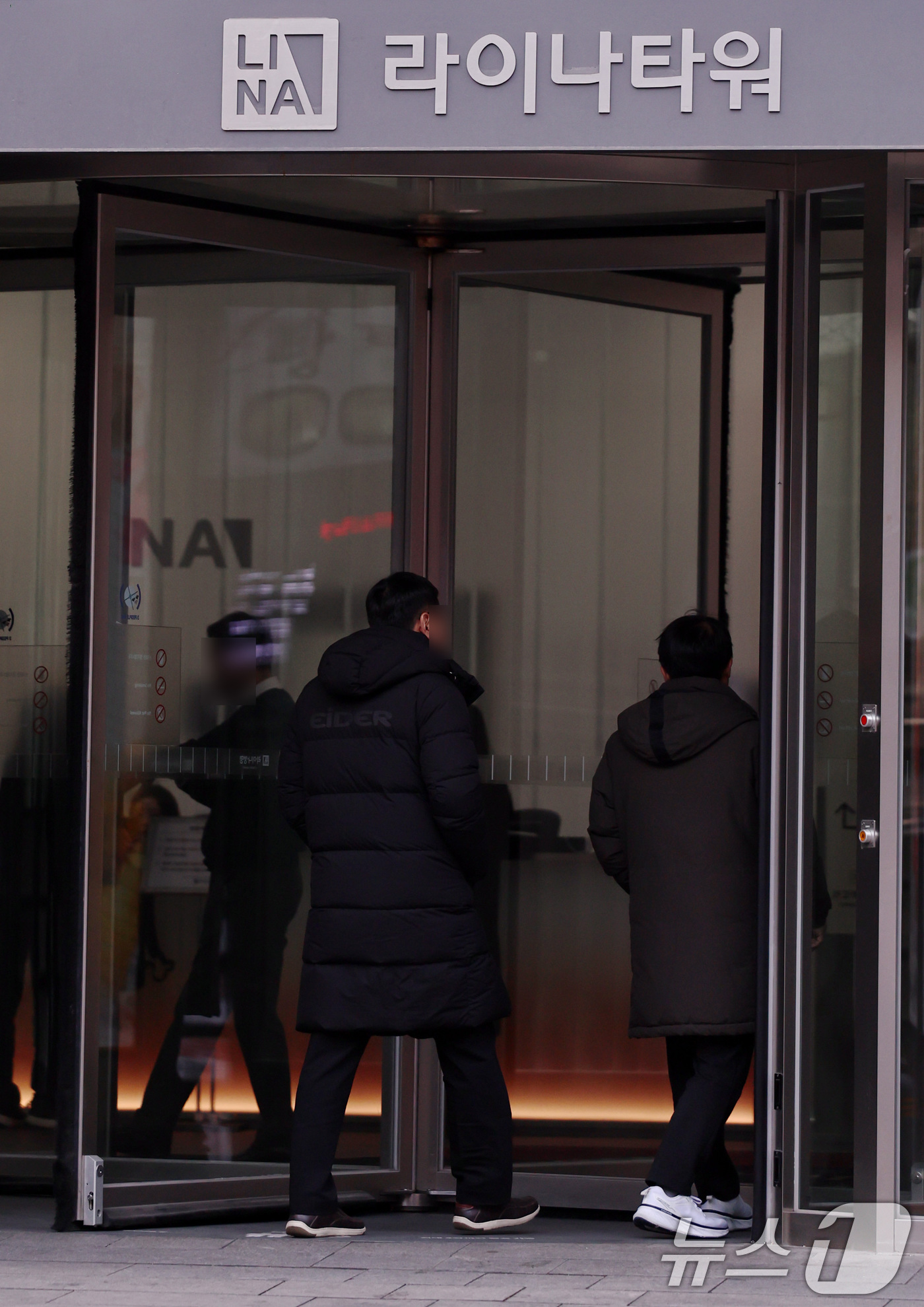 (서울=뉴스1) 구윤성 기자 = 서울 종로구 라이나생명 건물에서 흉기 난동 사건이 발생해 경비원이 중상을 입었다.14일 경찰에 따르면 서울 종로경찰서는 이날 오후 2시 35분쯤 살 …