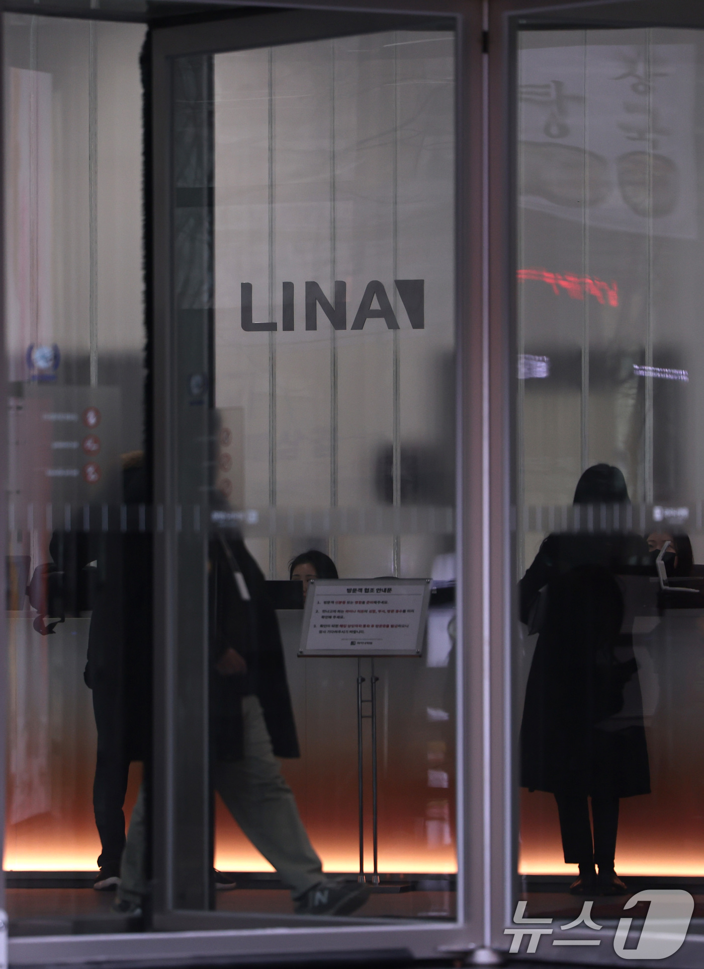 (서울=뉴스1) 구윤성 기자 = 서울 종로구 라이나생명 건물에서 흉기 난동 사건이 발생해 경비원이 중상을 입었다.14일 경찰에 따르면 서울 종로경찰서는 이날 오후 2시 35분쯤 살 …