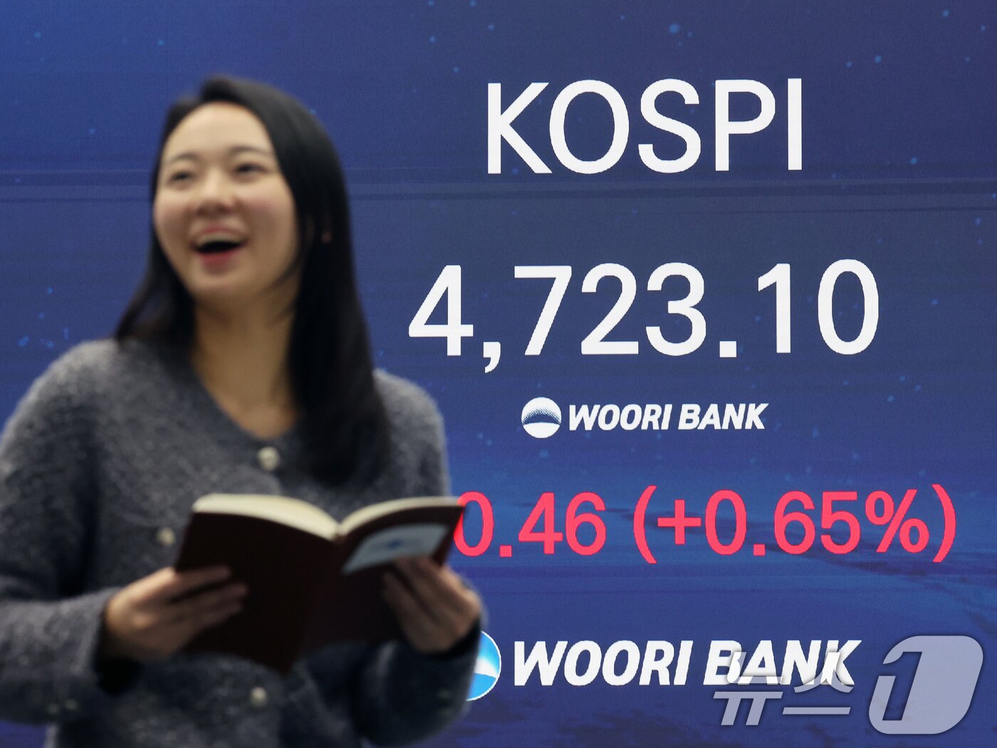 본문 이미지 - 코스피 지수가 사상 처음으로 4700선을 돌파한 14일 오후 서울 중구 우리은행 본점 딜링룸 현황판에 종가가 표시되고 있다.  2026.1.14/뉴스1 ⓒ News1 황기선 기자