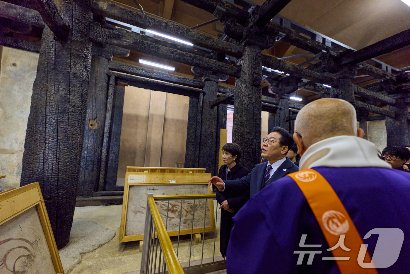 (나라(일본)=뉴스1) 이재명 기자 = 이재명 대통령과 다카이치 사나에 일본 총리가 14일 일본 나라현 호류지를 방문해 수장고 금당벽화를 둘러보고 있다. (공동취재) (공동취재) …