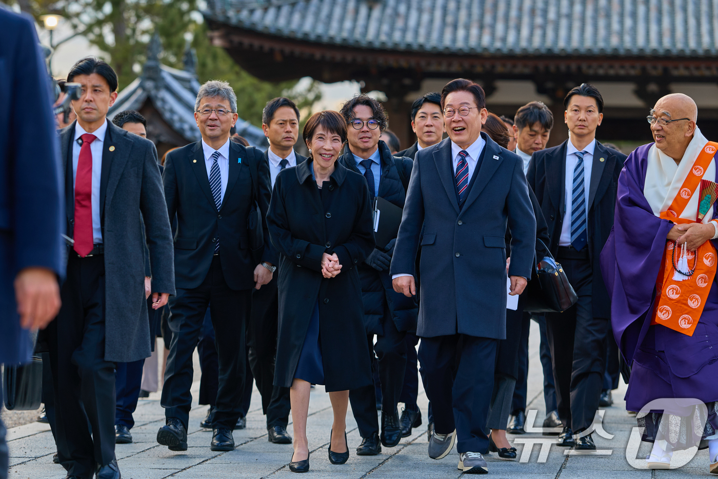 (나라(일본)=뉴스1) 이재명 기자 = 이재명 대통령과 다카이치 사나에 일본 총리가 14일 일본 나라현의 대표 문화유적지인 호류지를 둘러보고 있다. (공동취재) 2026.1.14/ …
