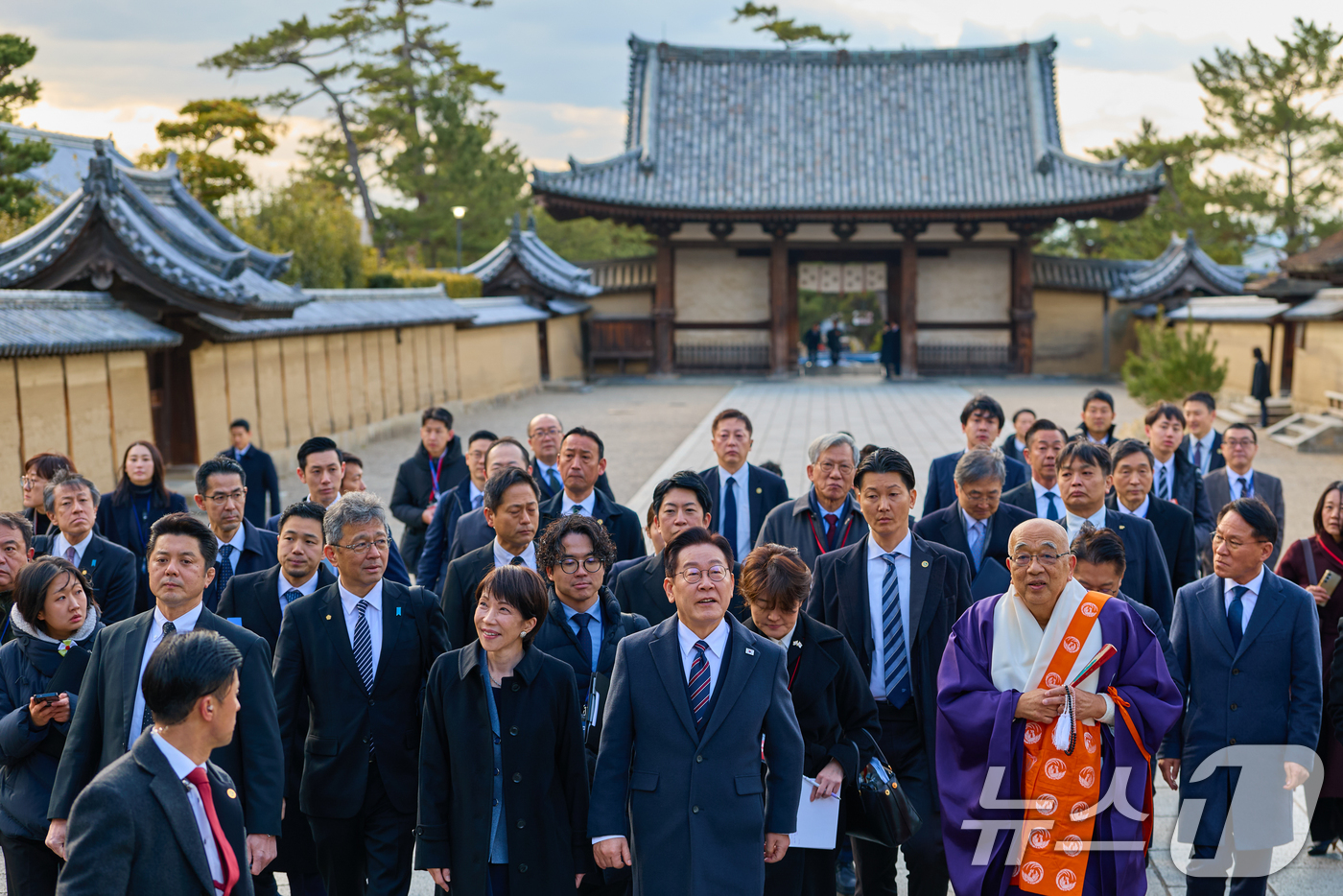 (나라(일본)=뉴스1) 이재명 기자 = 이재명 대통령과 다카이치 사나에 일본 총리가 14일 일본 나라현의 대표 문화유적지인 호류지를 둘러보고 있다.  (공동취재) 2026.1.14 …
