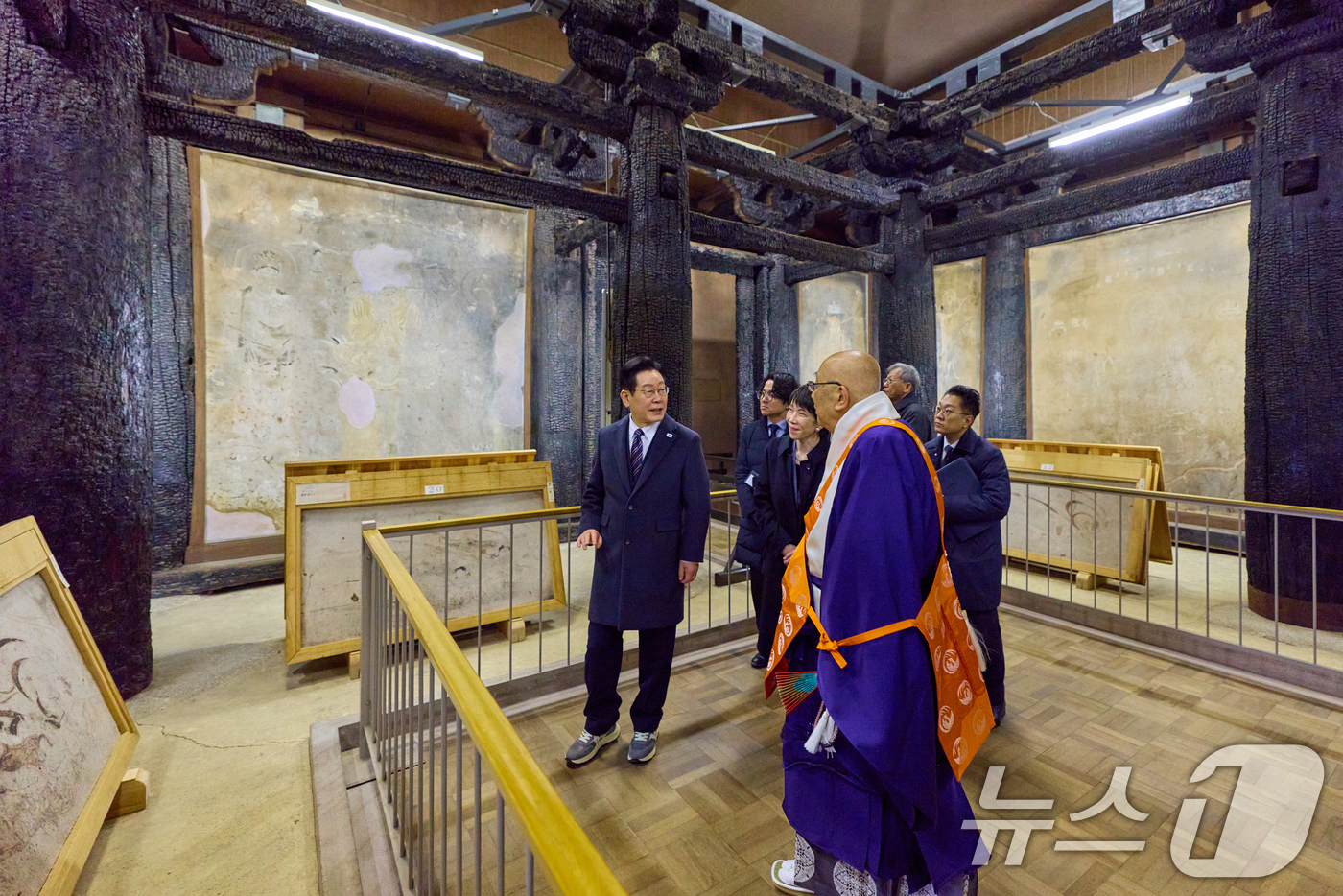 (나라(일본)=뉴스1) 이재명 기자 = 이재명 대통령과 다카이치 사나에 일본 총리가 14일 일본 나라현 호류지를 방문해 수장고 금당벽화를 둘러보고 있다. (공동취재) 2026.1. …