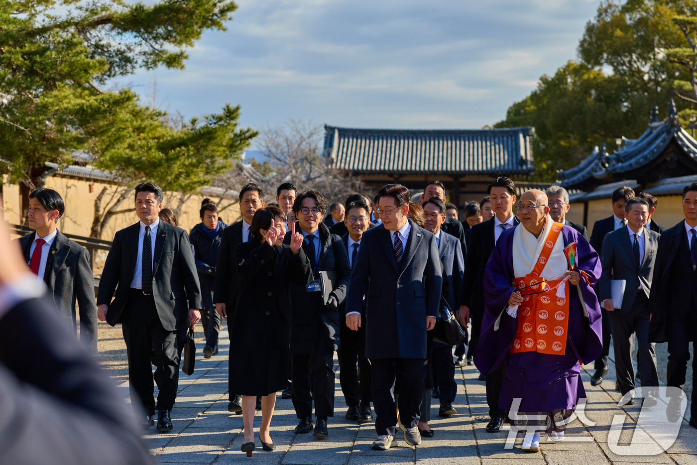 (나라(일본)=뉴스1) 이재명 기자 = 이재명 대통령과 다카이치 사나에 일본 총리가 14일 일본 나라현의 대표 문화유적지인 호류지를 둘러보고 있다. (공동취재) 2026.1.14/ …