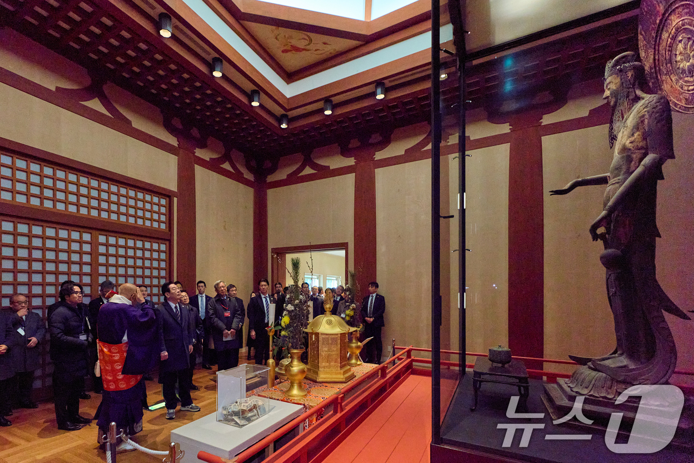 (나라(일본)=뉴스1) 이재명 기자 = 이재명 대통령과 다카이치 사나에 일본 총리가 14일 일본 나라현 호류지 수장고를 방문해 대보장원 백제관음상을 둘러보고 있다. (공동취재) 2 …