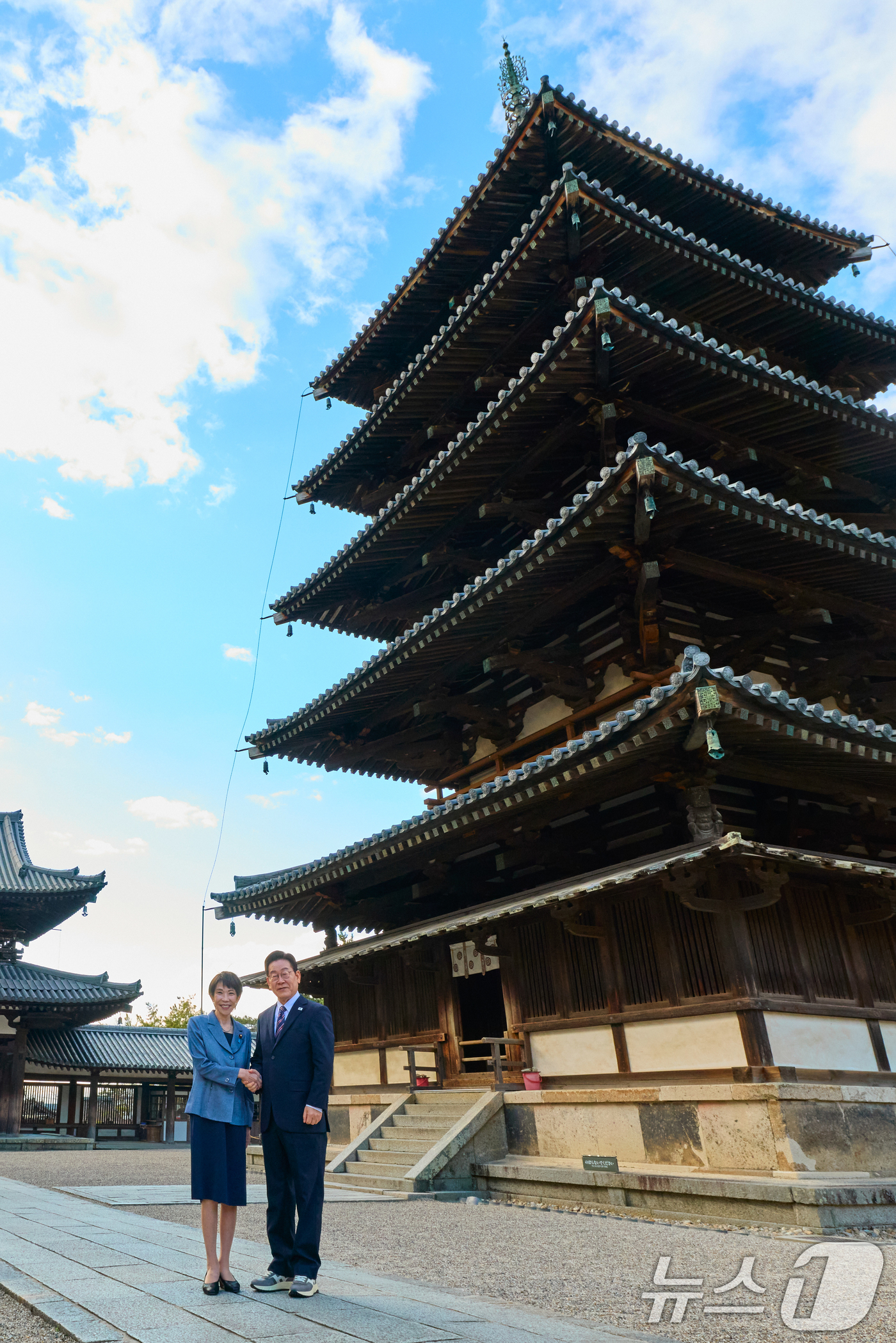 (나라(일본)=뉴스1) 이재명 기자 = 이재명 대통령과 다카이치 사나에 일본 총리가 14일 일본 나라현 호류지를 방문해 기념촬영을 하고 있다. (공동취재) 2026.1.14/뉴스1 …