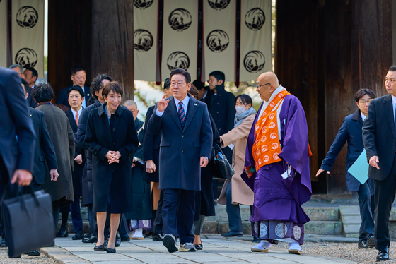 한일정상회담서 포착된 李 대통령 '운동화'…또 완판 되나