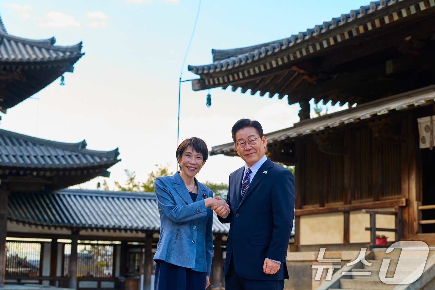 (나라(일본)=뉴스1) 이재명 기자 = 이재명 대통령과 다카이치 사나에 일본 총리가 14일 일본 나라현 호류지를 방문해 기념촬영을 하고 있다. (공동취재) 2026.1.14/뉴스1 …