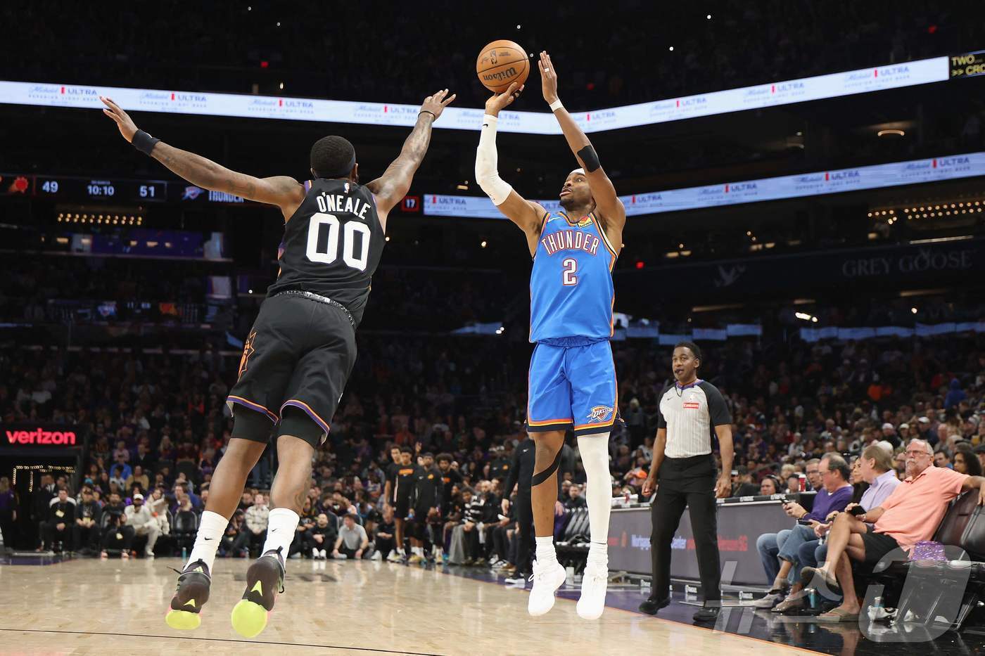 본문 이미지 - 오클라호마시티 선더는 14일(한국시간) 미국 오클라호마주 오클라호마시티 페이컴 센터에서 열린 2025-26 NBA 정규리그 홈 경기에서 샌안토니오 스퍼스에 119-98로 이겼다. 사진은 슛을 던지는 오클라호마시티의 '에이스' 샤이 길저스 알렉산더(오른쪽). ⓒ AFP=뉴스1