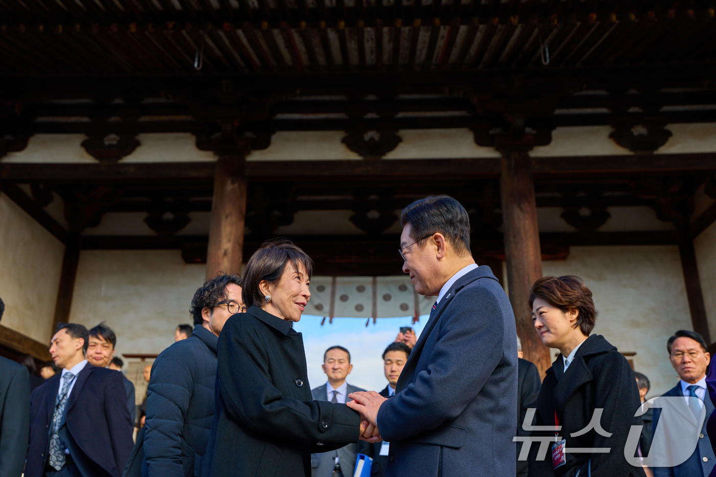 (나라(일본)=뉴스1) 이재명 기자 = 이재명 대통령과 다카이치 사나에 일본 총리가 14일 일본 나라현 호류지를 방문해 악수하고 있다. (공동취재) 2026.1.14/뉴스1