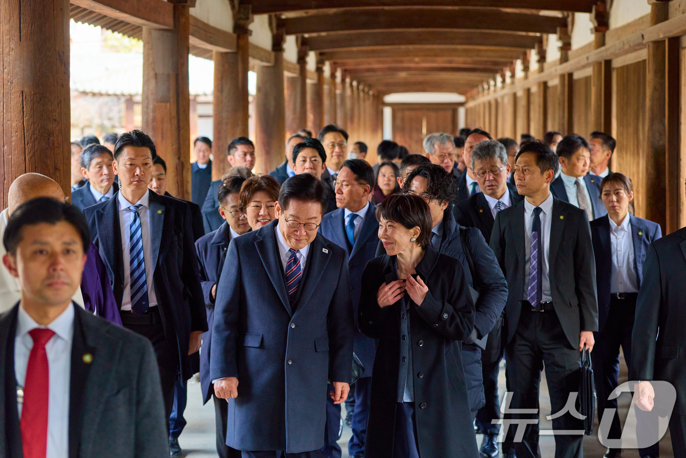 (나라(일본)=뉴스1) 이재명 기자 = 이재명 대통령과 다카이치 사나에 일본 총리가 14일 일본 나라현의 대표 문화유적지인 호류지를 둘러보고 있다. (공동취재) 2026.1.14/ …