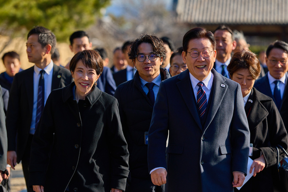 한일 정상 '회기애애'