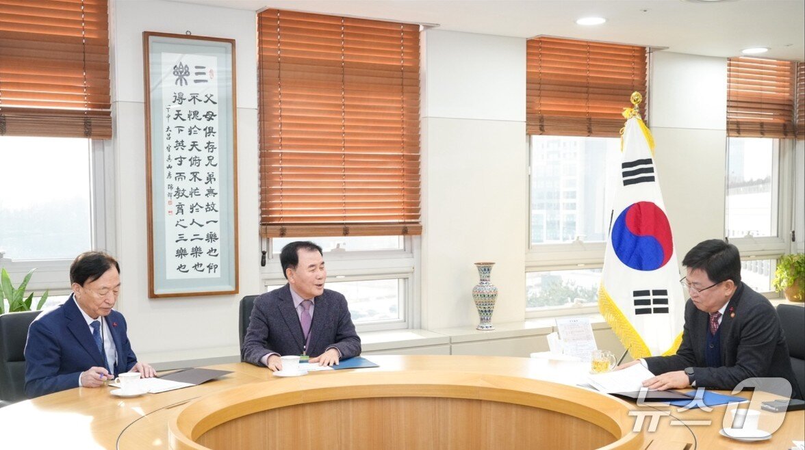 본문 이미지 - 김지철 충남교육감이 지난 13일 설동호 대전교육감과 최교진 교육부장관을 만나 면담을 갖고 있다. (충남교육청 제공, 재판매 및 DB금지) / 뉴스1