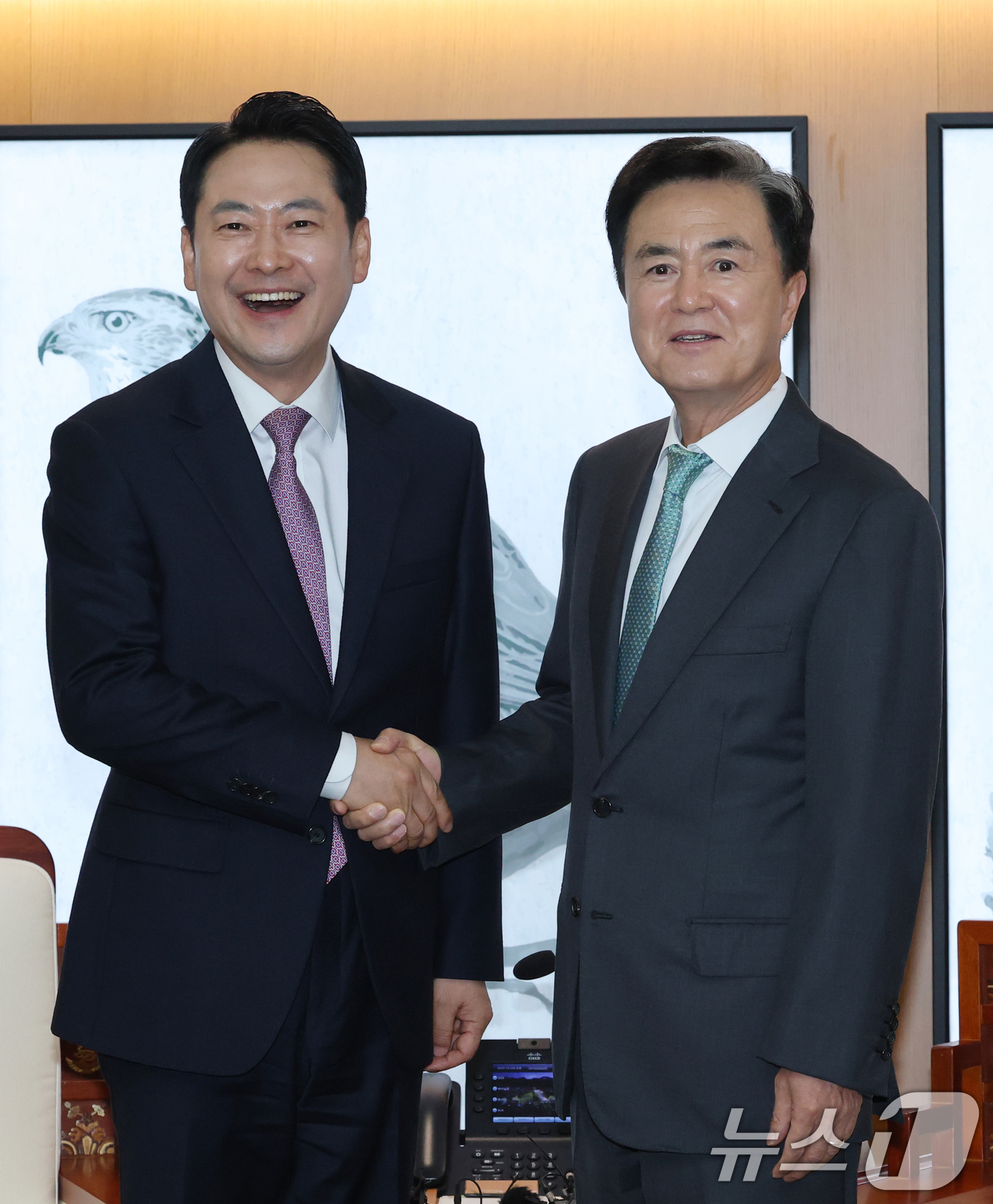 (홍성=뉴스1) 김기태 기자 = 장동혁 국민의힘 대표가 14일 오후 충남도청에서 김태흠 충남지사와 대전충남 행정통합 관련 정책협의에 앞서 악수하고 있다. 2026.1.14/뉴스1