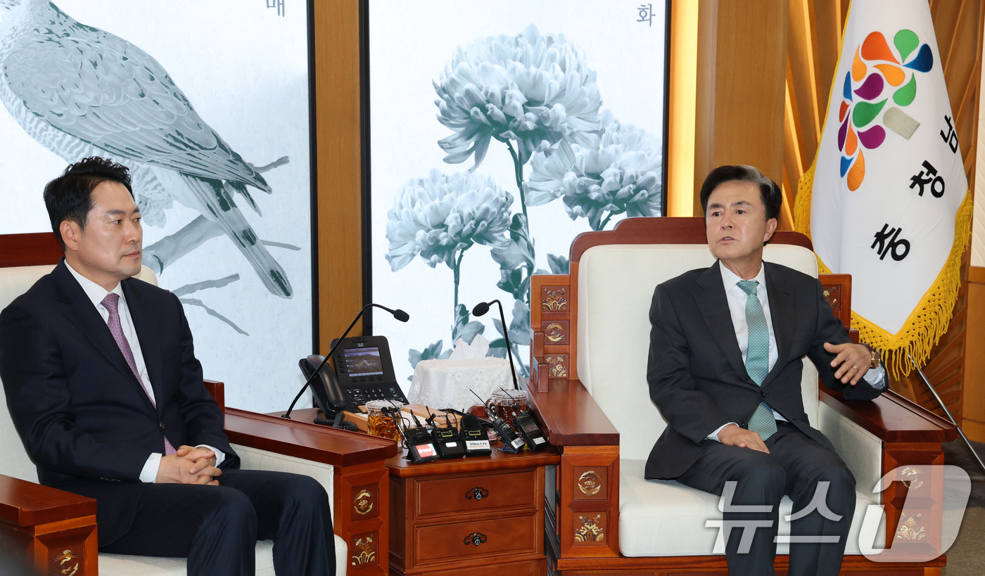 (홍성=뉴스1) 김기태 기자 = 김태흠 충남지사가 14일 오후 충남도청에서 장동혁 국민의힘 대표와 대전충남 행정통합 관련 정책협의에서 발언하고 있다. 2026.1.14/뉴스1