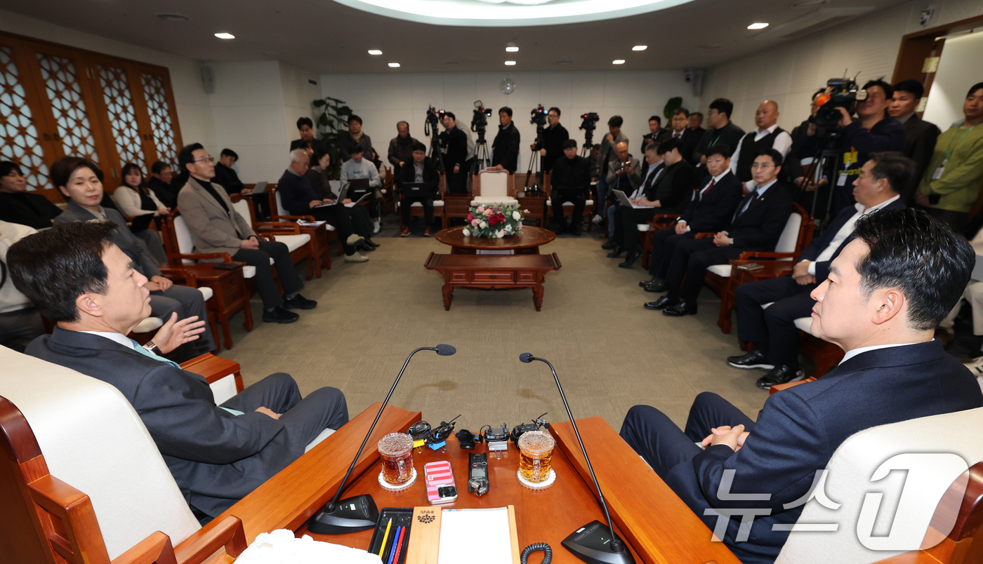 (홍성=뉴스1) 김기태 기자 = 김태흠 충남지사가 14일 오후 충남도청에서 장동혁 국민의힘 대표와 대전충남 행정통합 관련 정책협의에서 발언하고 있다. 2026.1.14/뉴스1