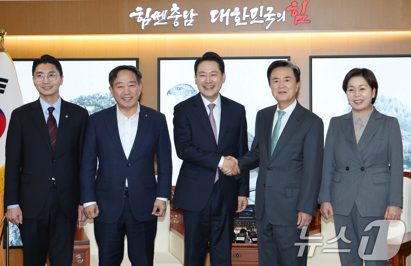 (홍성=뉴스1) 김기태 기자 = 장동혁 국민의힘 대표가 14일 오후 충남도청에서 김태흠 충남지사와 대전충남 행정통합 관련 정책협의에 앞서 악수하고 있다. 2026.1.14/뉴스1